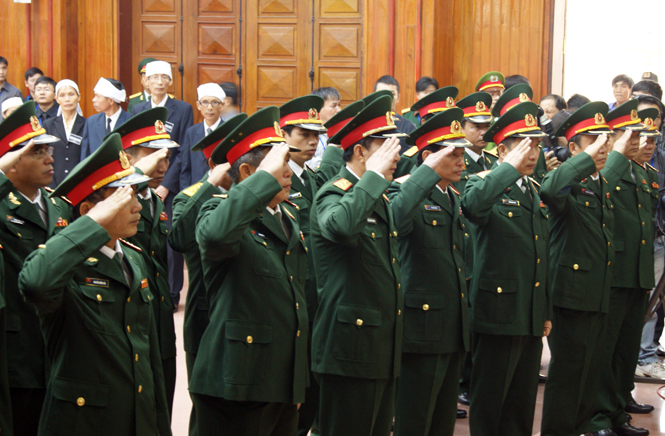 Đoàn đại biểu Đảng ủy-Bộ Tư lệnh Quân khu 4 do Trung tướng Nguyễn Hữu Cường dẫn đầu, kính viếng Đại tướng Võ Nguyên Giáp.
