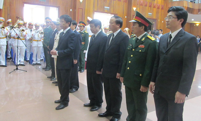 Đoàn đại biểu UBND tỉnh, kính viếng Đại tướng Võ Nguyên Giáp.