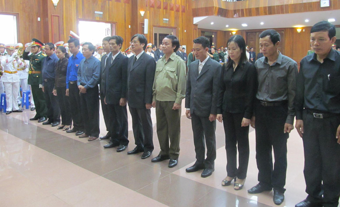 Đoàn đại biểu UBMTTQVN tỉnh, kính viếng Đại tướng Võ Nguyên Giáp.
