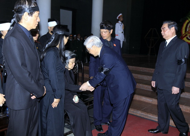 Tổng Bí thư Nguyễn Phú Trọng và Thường trực Ban Bí thư Lê Hồng Anh chia buồn cùng tang quyến Đại tướng. Ảnh: TTXVN