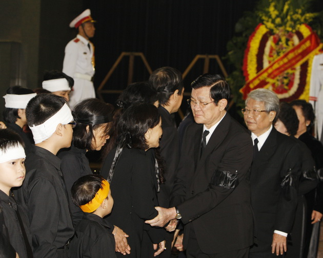 Chủ tịch nước Trương Tấn Sang chia buồn cùng tang quyến Đại tướng. Ảnh: TTXVN