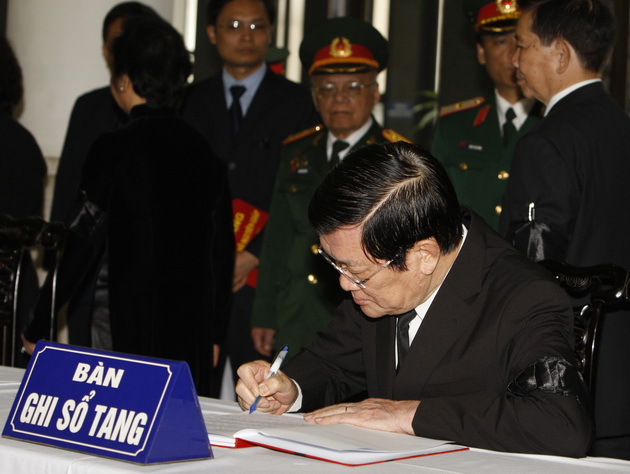 Chủ tịch nước Trương Tấn Sang ghi sổ tang. Ảnh: TTXVN