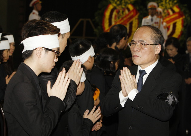 Chủ tịch Quốc hội Nguyễn Sinh Hùng chia buồn cùng tang quyến Đại tướng Võ Nguyên Giáp. Ảnh: TTXVN