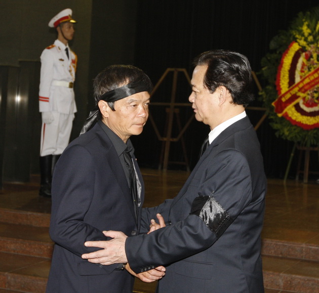 Thủ tướng Nguyễn Tấn Dũng chia buồn cùng tang quyến Đại tướng Võ Nguyên Giáp. Ảnh: TTXVN