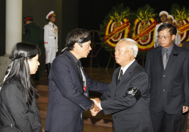 Nguyên Chủ tịch Quốc hội Nguyễn Văn An chia buồn với tang quyến Đại tướng. Ảnh: TTXVN