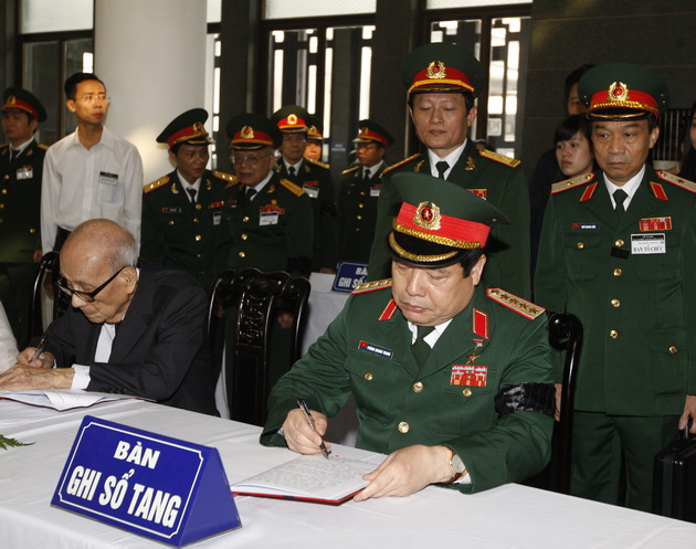 Bộ trưởng Quốc phòng Phùng Quang Thanh ghi sổ tang.