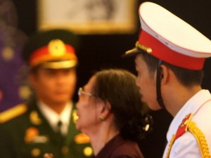 Người dân Thành phố Hồ Chí Minh viếng Đại tướng Võ Nguyên Giáp tại Hội trường Thống Nhất. (Ảnh: TTXVN)