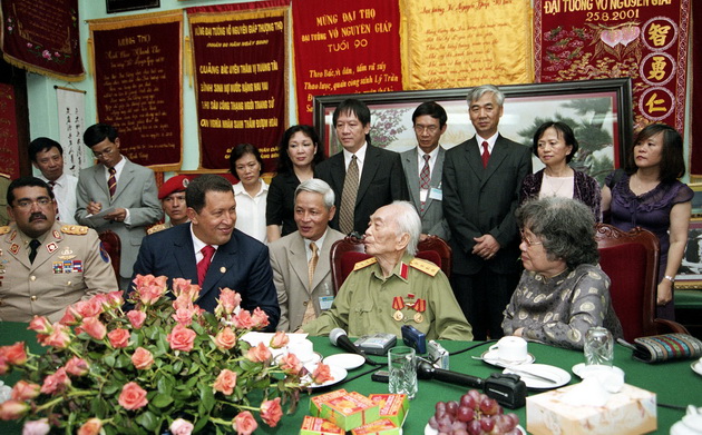 Ngày 1-8-2006, nhân dịp sang thăm Việt Nam, Tổng thống Cộng hòa Bolivar Venezuela, Hugo Chavez tới thăm Đại tướng Võ Nguyên Giáp tại nhà riêng. (Ảnh: Nhan Sáng/TTXVN).