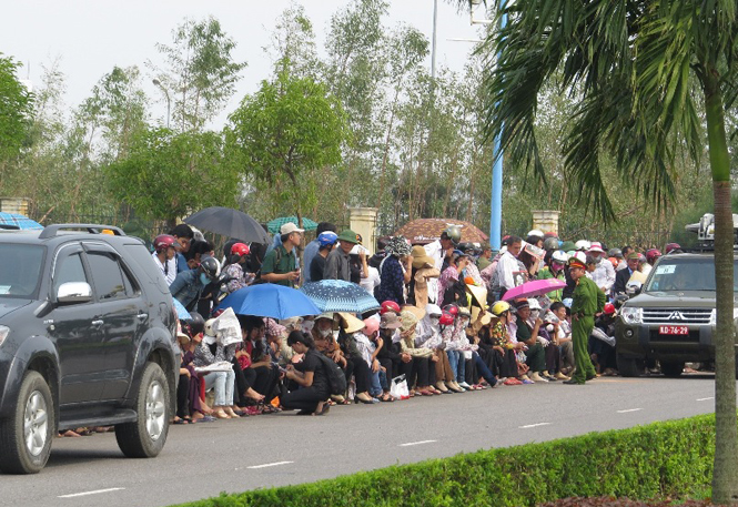 Người dân tập trung trước cổng sân bay Đồng Hới.