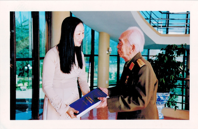 Bức ảnh chụp chung với Đại tướng-kỷ vật vô giá của chị Đinh Thị Lan.