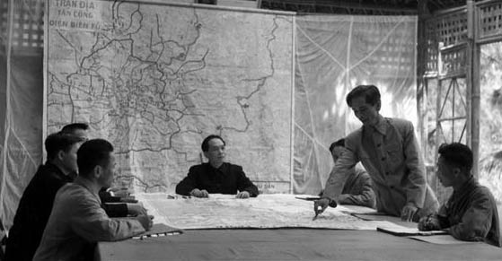 Đại tướng Võ Nguyên Giáp và các đồng chí trong Bộ Tổng tham mưu Quân đội nhân dân Việt Nam nghiên cứu kế hoạch tác chiến (năm 1953). Ảnh: Tư liệu TTXVN