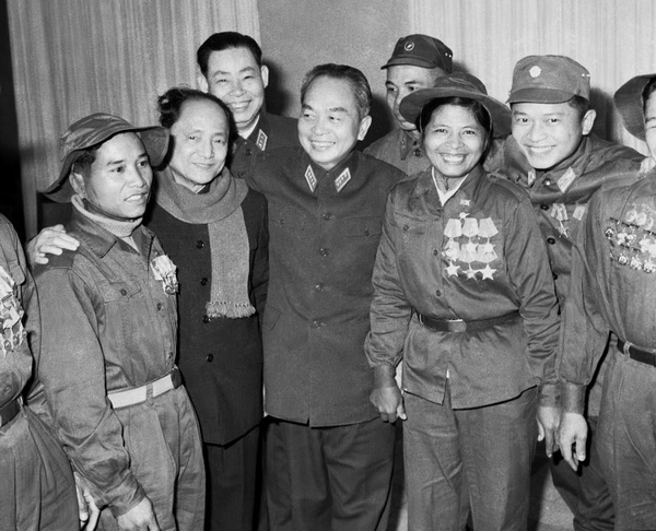Đại tướng Võ Nguyên Giáp trong một cuộc gặp gỡ với các anh hùng, dũng sĩ miền Nam năm 1971.