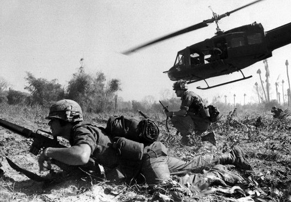 Bộ binh Mỹ đổ bộ từ trực thăng trong trận Ia Đrăng năm 1965.