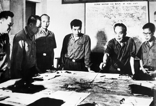Đại tướng Võ Nguyên Giáp và các đồng chí lãnh đạo Quân ủy Trung ương theo dõi diễn biến Chiến dịch Hồ Chí Minh năm 1975. Ảnh tư liệu TTX