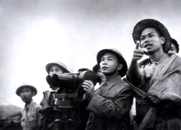 Đại tướng Võ Nguyên Giáp quan sát tại trận địa Điện Biên Phủ - trận chiến đưa tên tuổi ông vào lịch sử thế giới. Ảnh tư liệu TTXVN