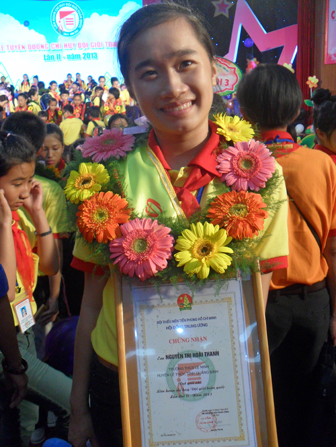 Nguyễn Thị Hoài Thanh trong đêm trao giải cuộc thi “Chỉ huy Đội giỏi” toàn quốc năm học 2012-2013.