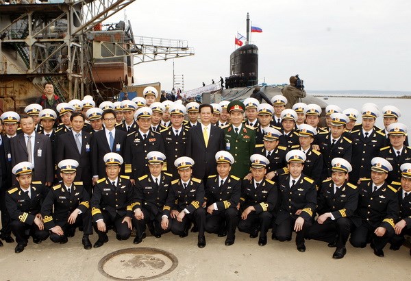 Thủ tướng Nguyễn Tấn Dũng với cán bộ, chiến sĩ hải quân Tàu ngầm Hà Nội. (Ảnh: Đức Tám TTXVN)
