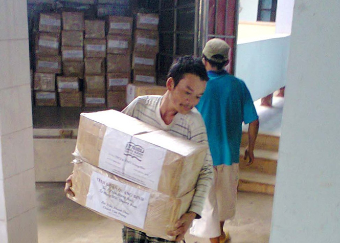 Huyện Đoàn Minh Hóa tiếp nhận sách để phát cho các trường.
