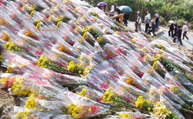Mỗi ngày có hàng ngàn vòng hoa, bó hoa đủ sắc màu của mọi miền đất nước xếp thành con đường hoa để tưởng nhớ người con ưu tú của dân tộc.