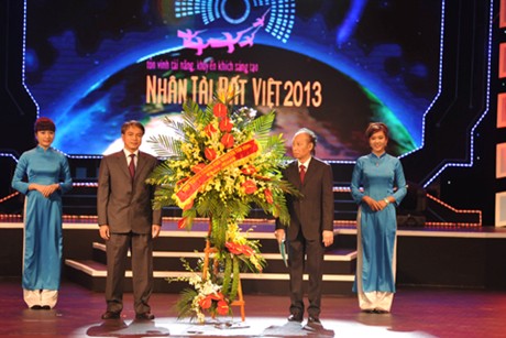 Thủ tướng Nguyễn Tấn Dũng gửi lẵng hoa chúc mừng Giải thưởng Nhân tài Đất Việt. Ảnh: VGP/Đình Nam
