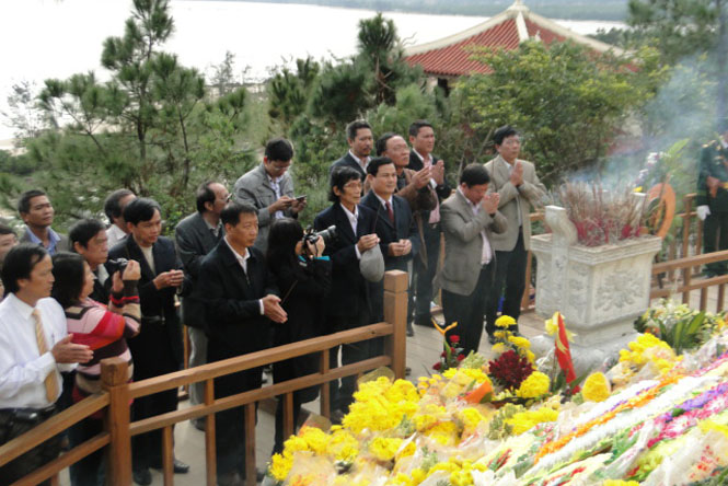 Hội Nhạc sĩ Việt Nam cùng Chi hội Nhạc sĩ 6 tỉnh Bắc Trung Bộ đã tổ chức đến viếng mộ Đại tướng Võ Nguyên Giáp.
