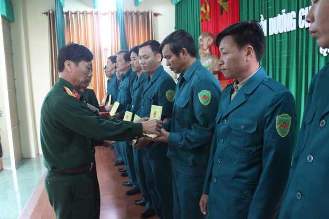 Đồng chí Nguyễn Viết Vinh, Hiệu trưởng Trường Quân sự tỉnh trao chứng chỉ cho đại diện học viên.