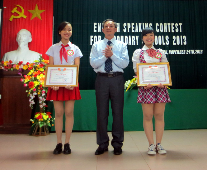 Đại diện lãnh đạo Sở Giáo dục-Đào tạo trao giải nhất cho các thí sinh