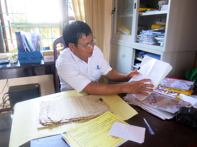 Ông Cao Xuân Hựu đang kiểm tra lại danh sách liệt sỹ.