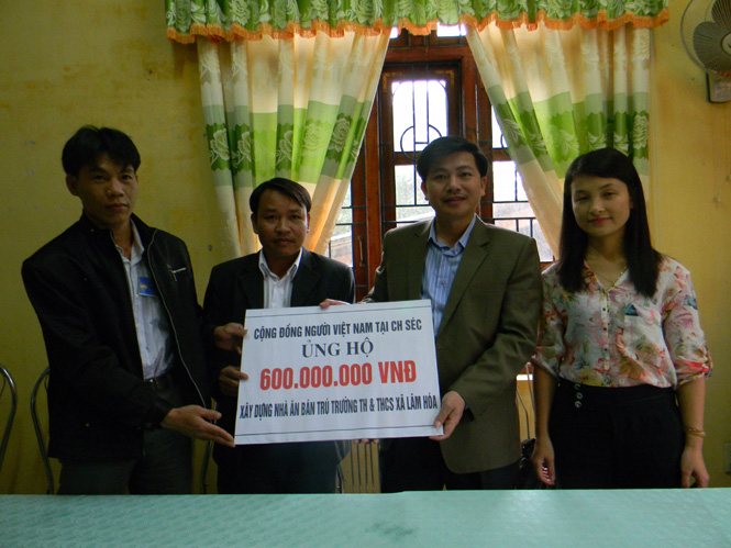  Đồng chí Trần Vũ Khiêm, Bí thư Huyện ủy bàn giao số tiền 600 triệu đồng cho chính quyền xã Lâm Hóa.