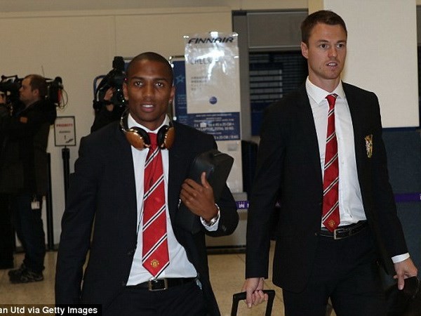 Các cầu thủ M.U thất thần sau chuyến bay. (Nguồn: Getty)