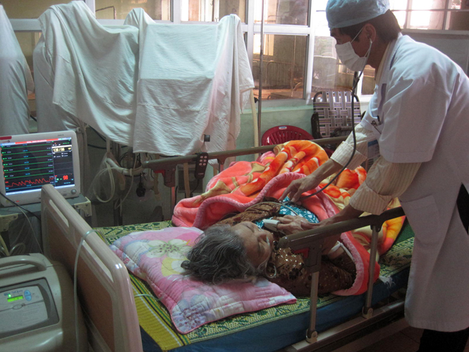 Chăm sóc tích cực bệnh nhân thuộc đối tượng hộ cận nghèo tại Bệnh viện đa khoa huyện Lệ Thủy.