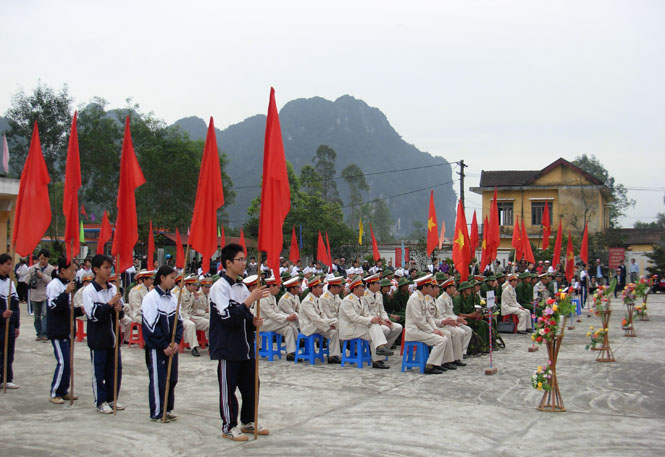 Hàng năm lễ giao nhận quân đã được các địa phương tổ chức rất trọng thể. (trong ảnh: Lễ giao nhận quân tại huyện Minh Hóa).