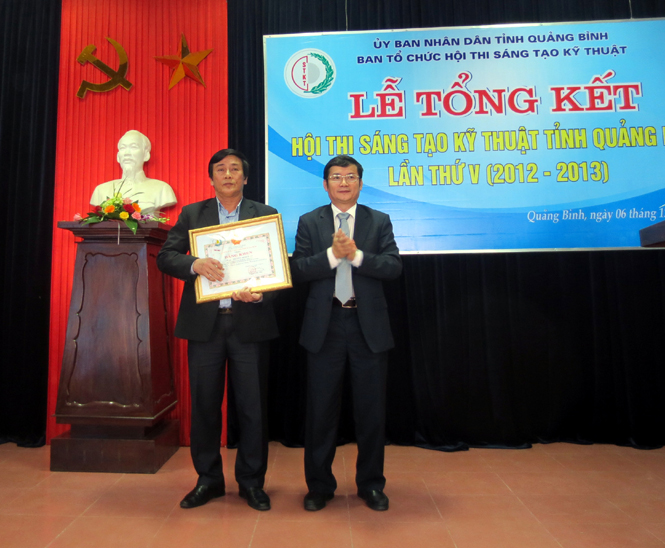 Đ/c Trần Tiến Dũng, TUV, Phó Chủ tịch UBND tỉnh trao tặng giải nhất cho ông Nguyễn Minh Tuấn (Công ty Cổ phần Bia Hà Nội-Quảng Bình)