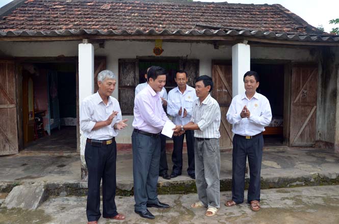 Đoàn thanh niên Sở GTVT, tặng quà cho hộ nghèo ở Hoá Sơn (Minh Hóa).