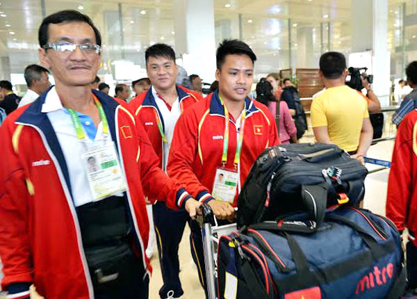 Đội tuyển cử tạ Việt Nam đến Yangon với tâm lý lo lắng. Ảnh: Thanh Hà