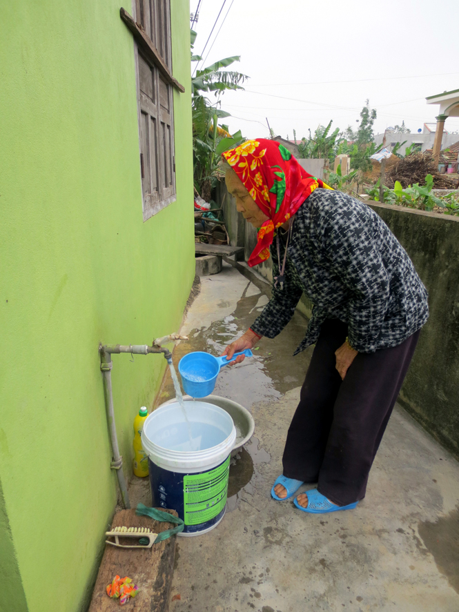 Đến khi bước sang tuổi thất thập, bà Nguyễn Thị Lan (75 tuổi, thôn 4, Bắc Trạch, Bố Trạch) mới tận hưởng cảm giác vui sướng khi nước sạch về tận nhà, vào tận ngõ.