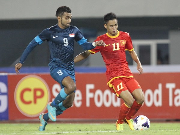 U23 Việt Nam (áo đỏ) bại trận trước U23 Singapore. (Ảnh: Quang Nhựt/TTXVN)