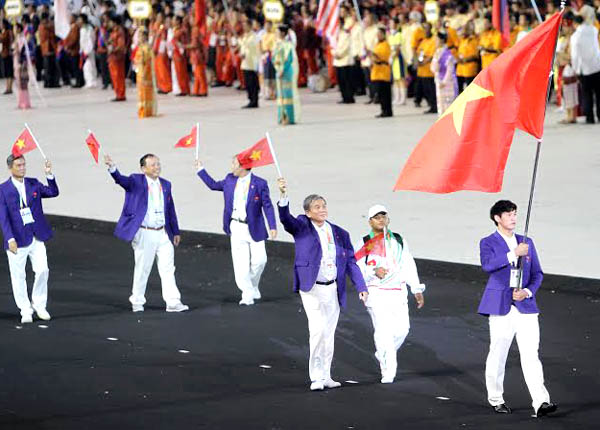 Đoàn thể thao Việt Nam diễu hành trong lễ khai mạc, người cầm cờ là kình ngư Hoàng Quý Phước. Ảnh: Quang Nhựt
