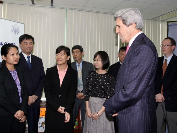 Ngoại trưởng John Kerry gặp gỡ cán bộ, giảng viên Chương trình giảng dạy kinh tế Fulbright tại Thành phố Hồ Chí Minh. (Ảnh: Thanh Vũ – TTXVN)