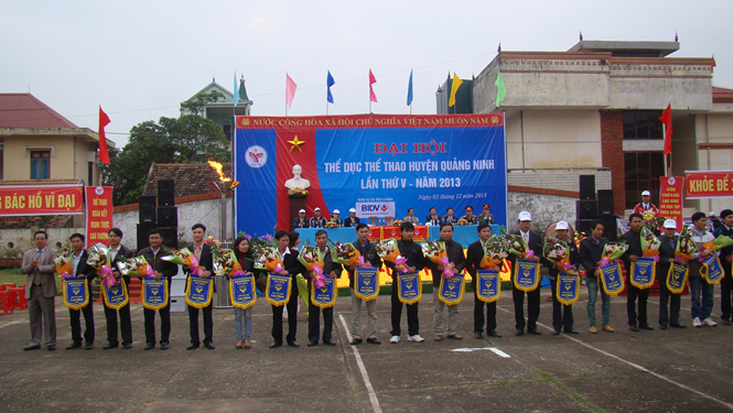 Ông Nguyễn Viết Ánh, Chủ tịch UBND huyện trao cờ  lưu niệm cho các đơn vị tham gia Đại hội.