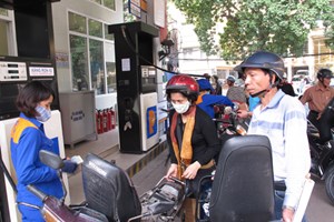 Người tiêu dùng đang mua xăng tại hệ thống cửa hàng của Petrlolimex (Ảnh: Đức Duy/Vietnam+)
