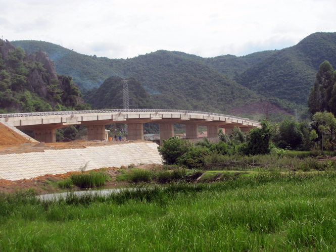 Cầu vượt đường sắt qua xã Văn Hoá (Tuyên Hoá).