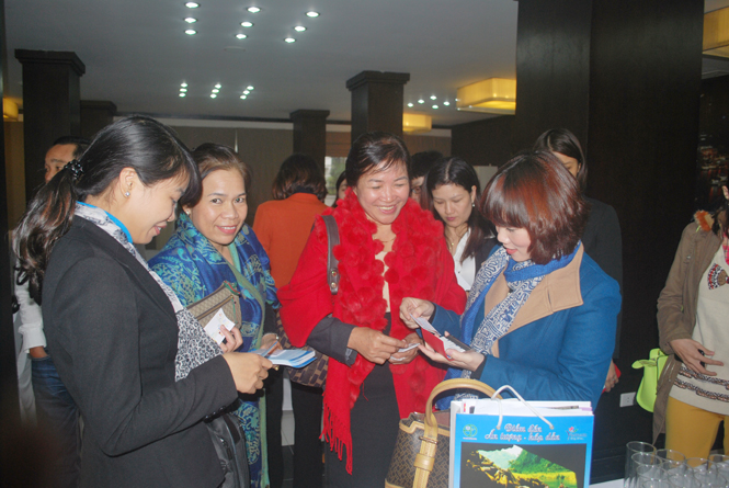 Các doanh nghiệp du lịch Hà Nội và Quảng Bình trao đổi thông tin.