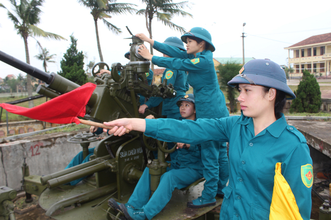 Đại đội trưởng Cao Thị Lê Na chỉ huy khẩu đội huấn luyện trên pháo.