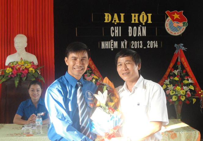 Ông Sang (bên phải) tại Đại hội Chi đoàn Trường THCS Hải Đình, tháng 10-2013.
