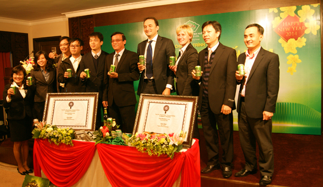 Công ty TNHH Bia Huế công bố bằng chứng nhận hai sản phẩm đạt huy chương Bạc tại cuộc thi vô địch chất lượng bia thế giới năm 2013.