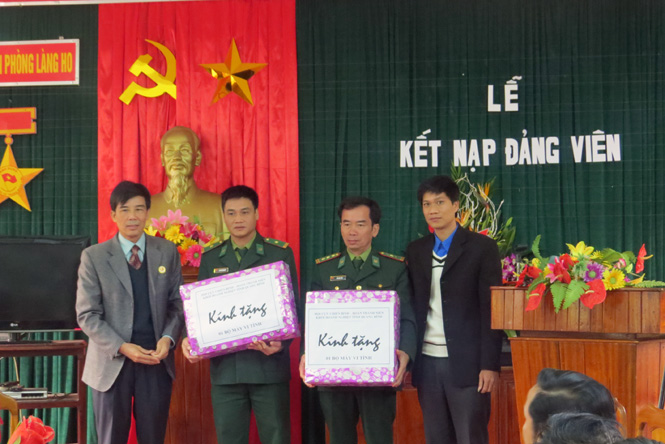 Đại diện Hội CCB và Đoàn thanh niên khối Doanh Nghiệp tặng quà cho cán bộ chiến sĩ Đồn biên phòng Làng Ho.