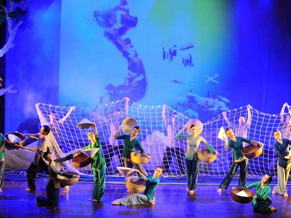 Tiết mục múa “Muối mặn gừng cay” do các nghệ sỹ Nhà hát Ca múa nhạc Việt Nam biểu diễn. (Ảnh: Minh Đức/TTXVN)
