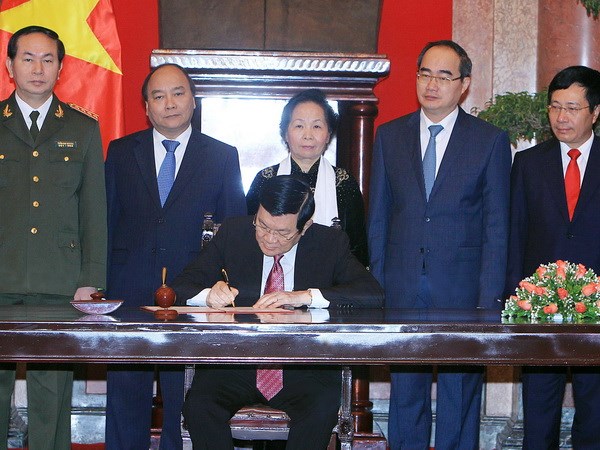 Chủ tịch nước Trương Tấn Sang ký‎ Lệnh công bố Hiến pháp nước CHXHCN Việt Nam ngày 8/12/2013. (Ảnh: Nguyễn Khang/TTXVN)