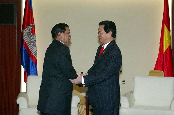 Thủ tướng Nguyễn Tấn Dũng gặp Thủ tướng Campuchia Hun Sen nhân dịp tham dự Hội chợ, Hội nghị Thượng đỉnh đầu tư và thương mại ASEAN-Trung Quốc lần thứ 10. Ảnh: Đức Tám-TTXVN